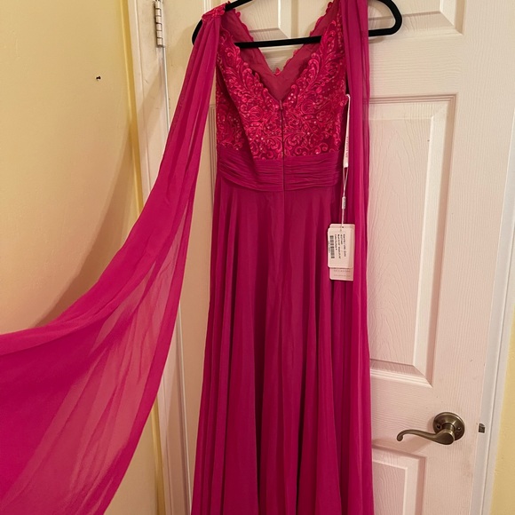 Beautiful never worn gown! - Picture 5 of 6